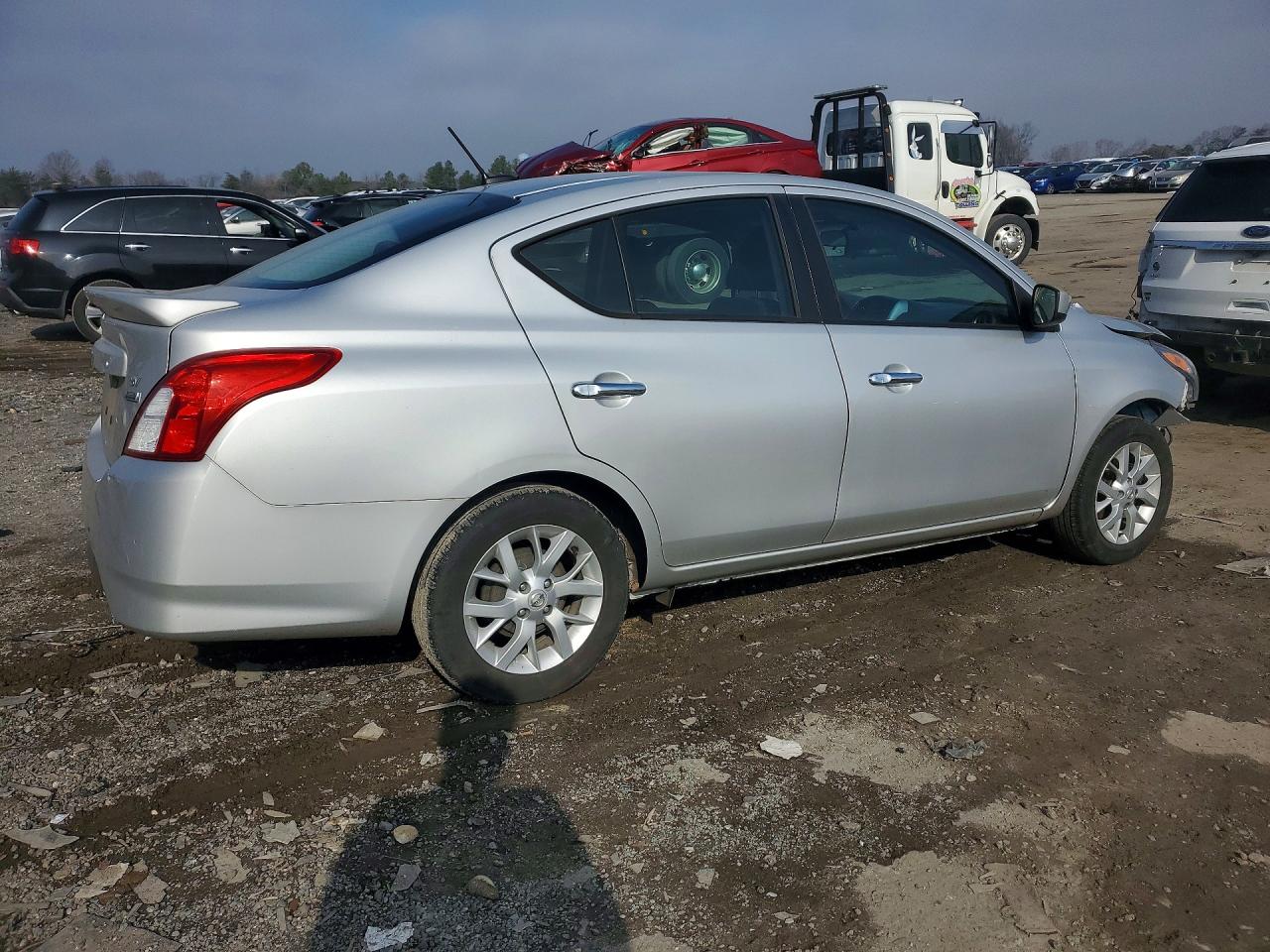 2018 NISSAN VERSA SV photo 5