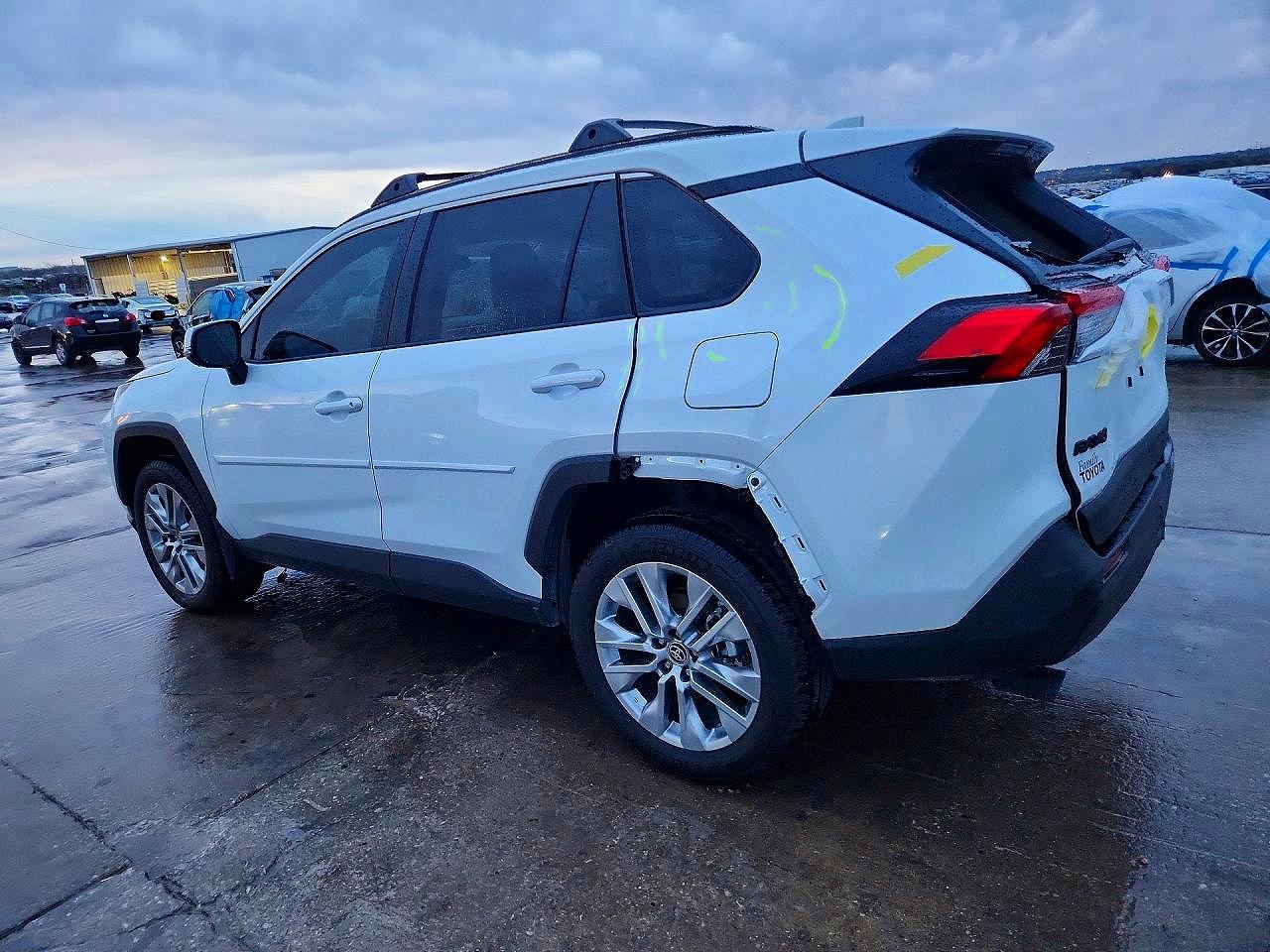 2025 TOYOTA RAV4 XLE PREMIUM photo 2