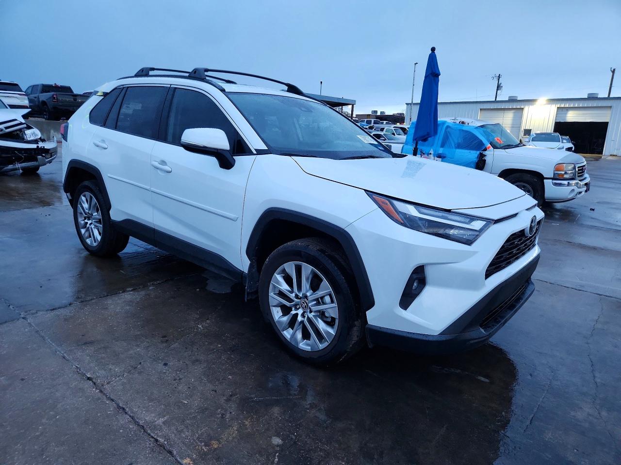 2025 TOYOTA RAV4 XLE PREMIUM photo 4