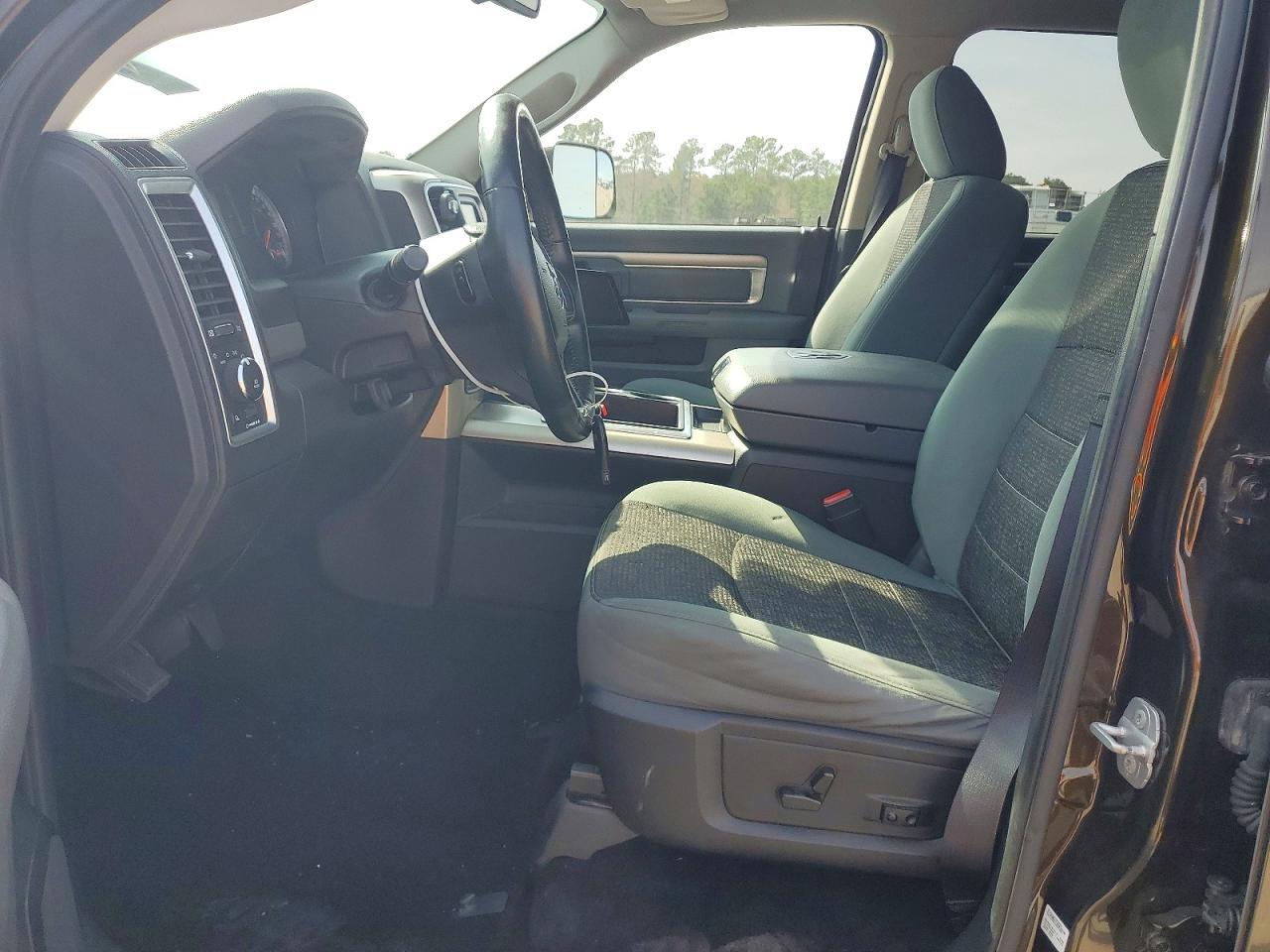2014 RAM 1500 photo 19