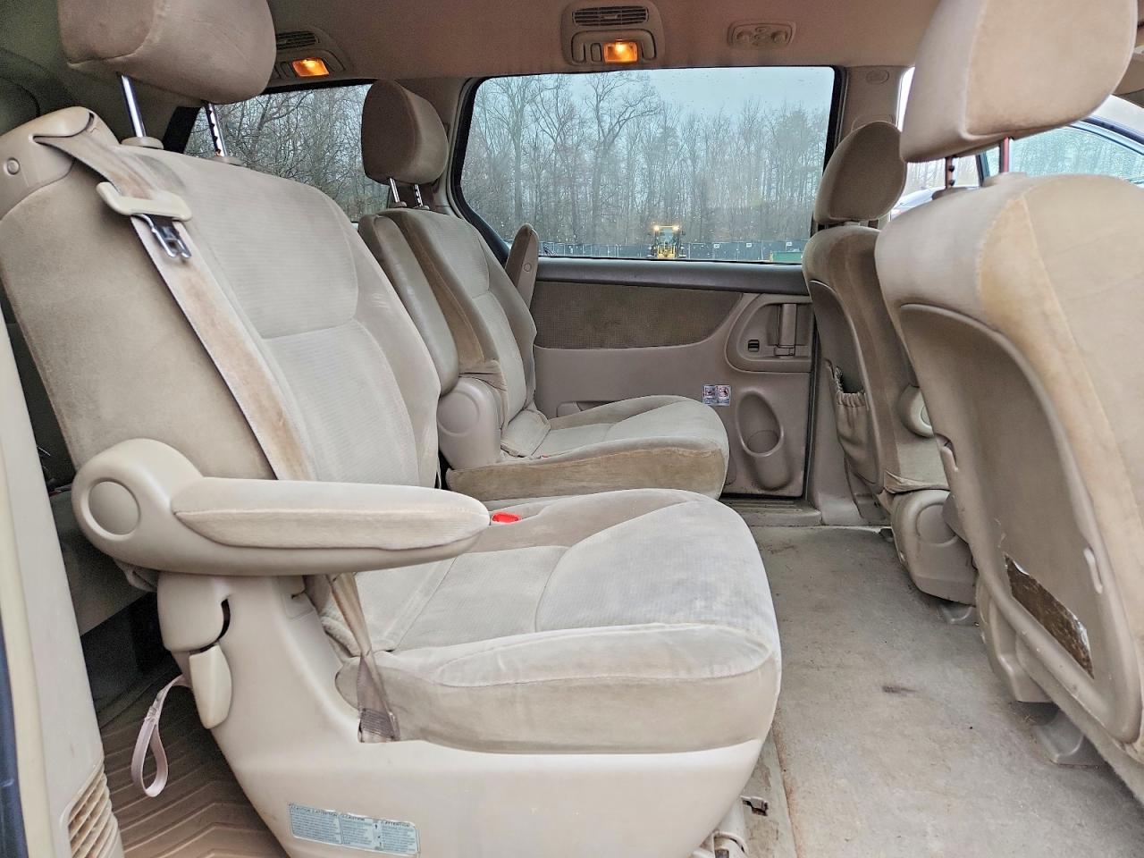2004 TOYOTA SIENNA LE 7 PASSENGER photo 11