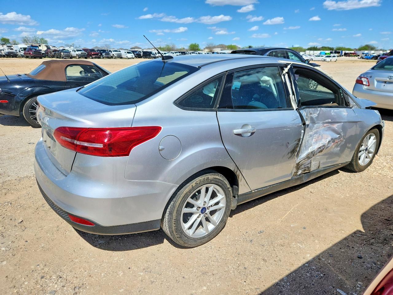 2017 FORD FOCUS SE photo 5