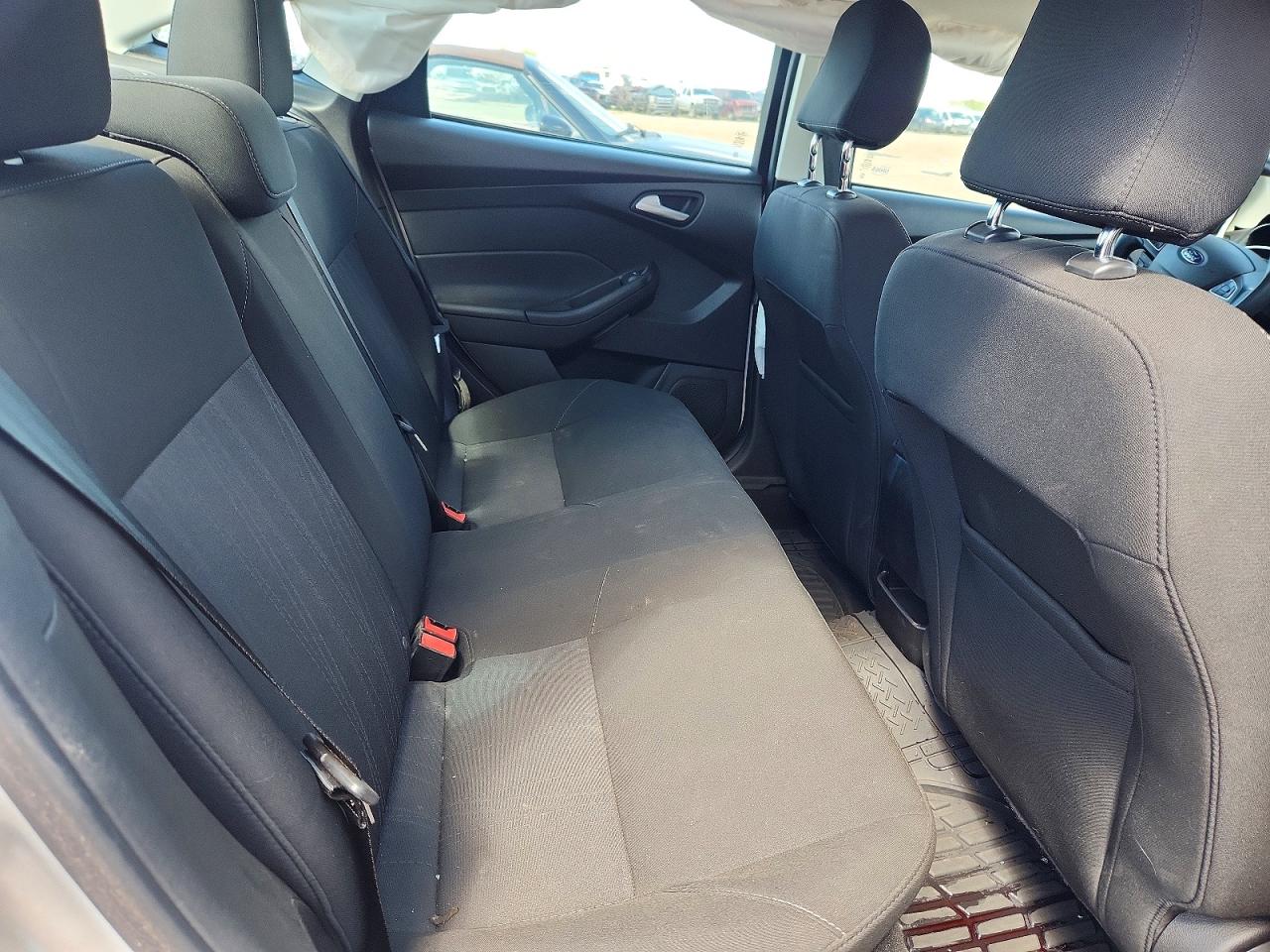 2017 FORD FOCUS SE photo 19