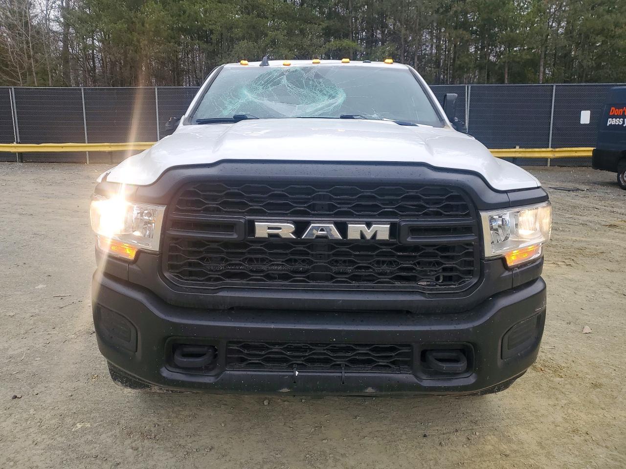 2022 RAM 3500 TRADESMAN photo 13