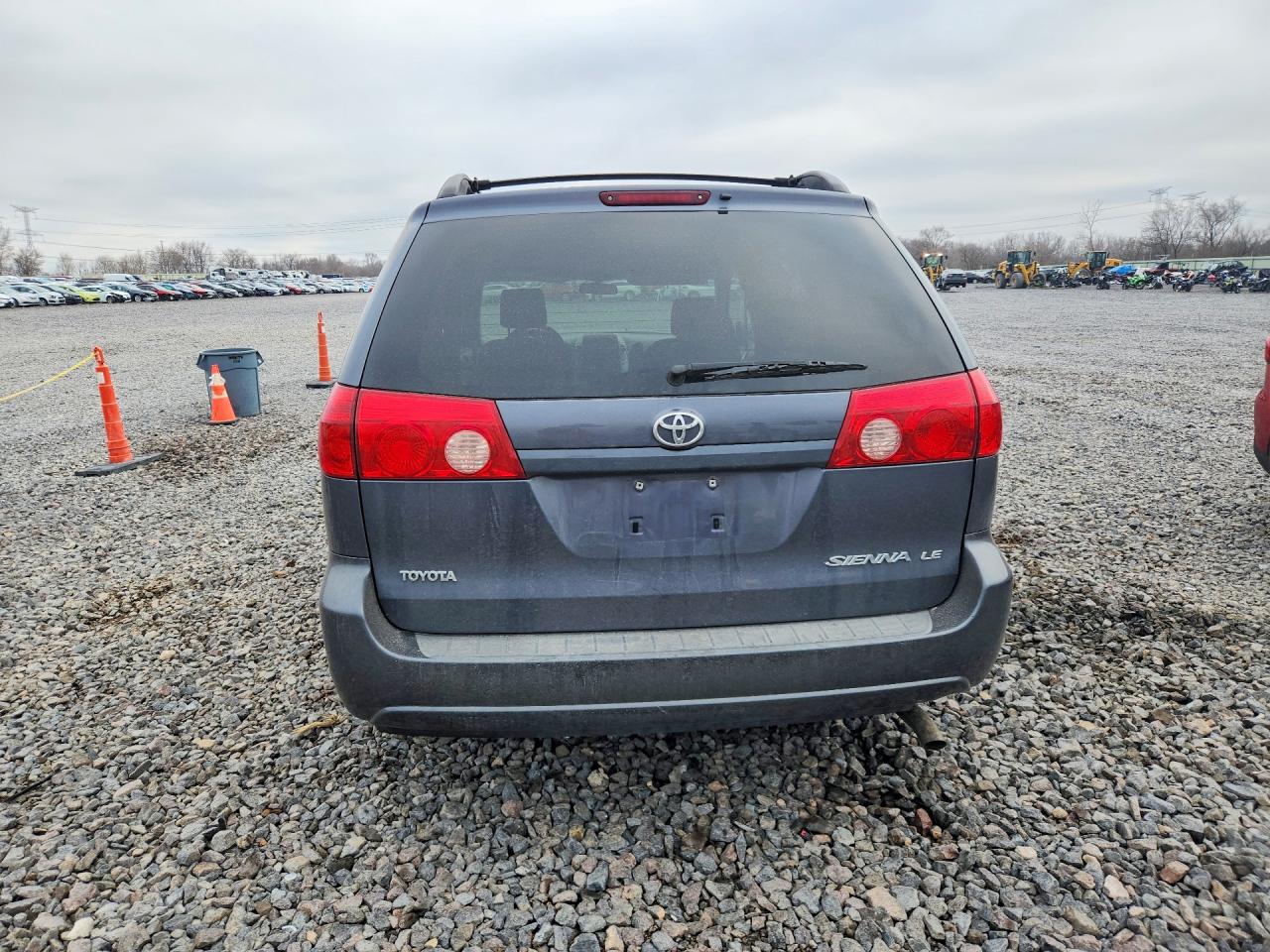 2007 TOYOTA SIENNA LE 7-PASSENGER photo 11
