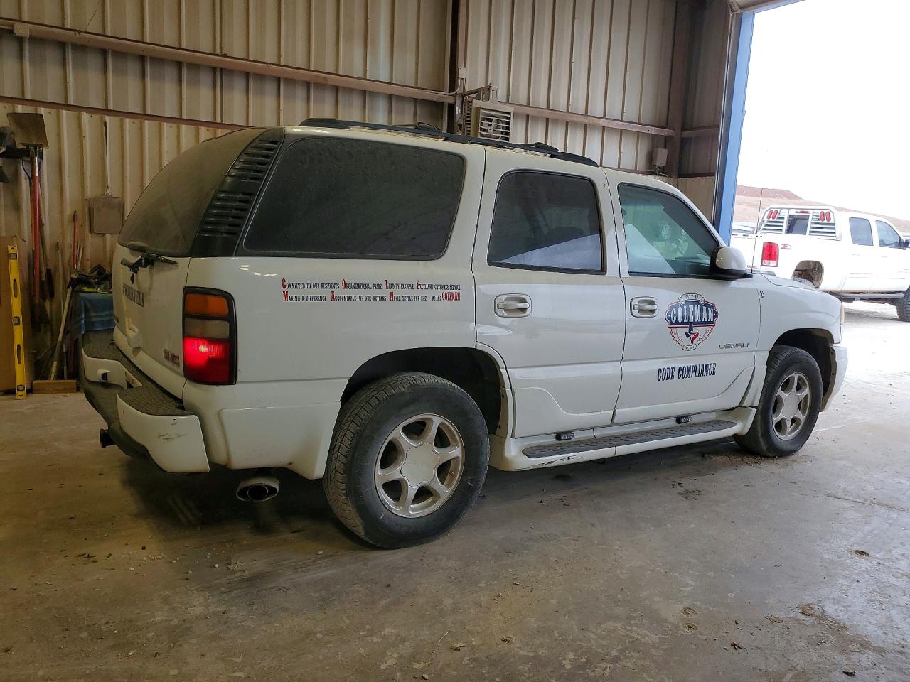 2004 GMC YUKON DENALI photo 3