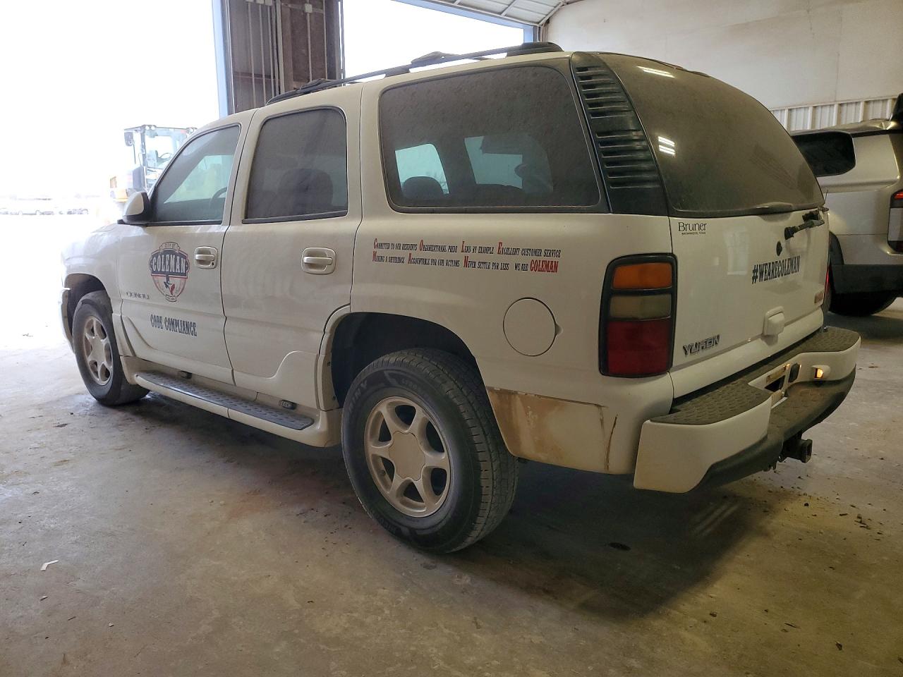 2004 GMC YUKON DENALI photo 2