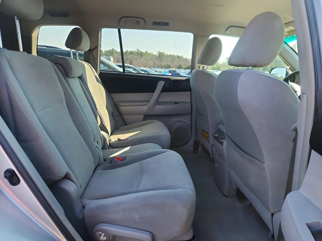 2010 TOYOTA HIGHLANDER BASE photo 19