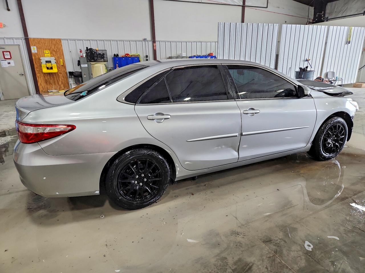 2016 TOYOTA CAMRY LE photo 3
