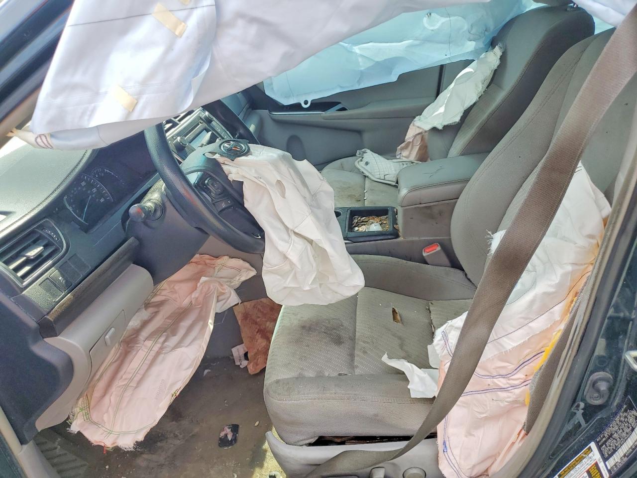 2015 TOYOTA CAMRY LE photo 19