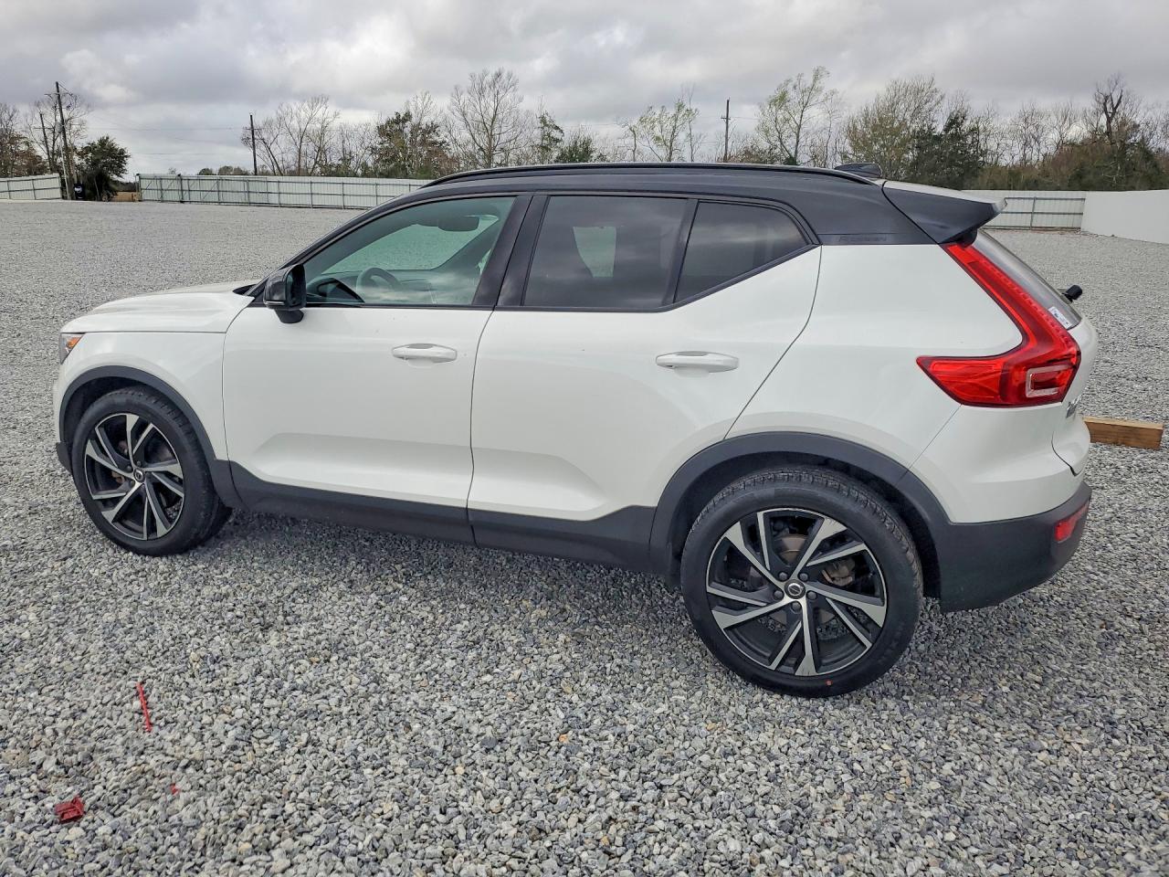 2019 VOLVO XC40 T5 R-DESIGN photo 3