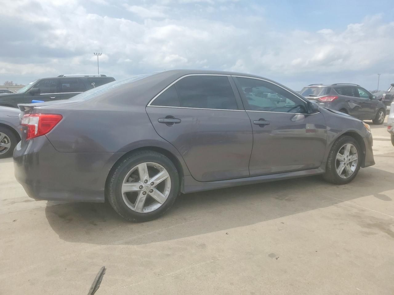 2014 TOYOTA CAMRY SE photo 5