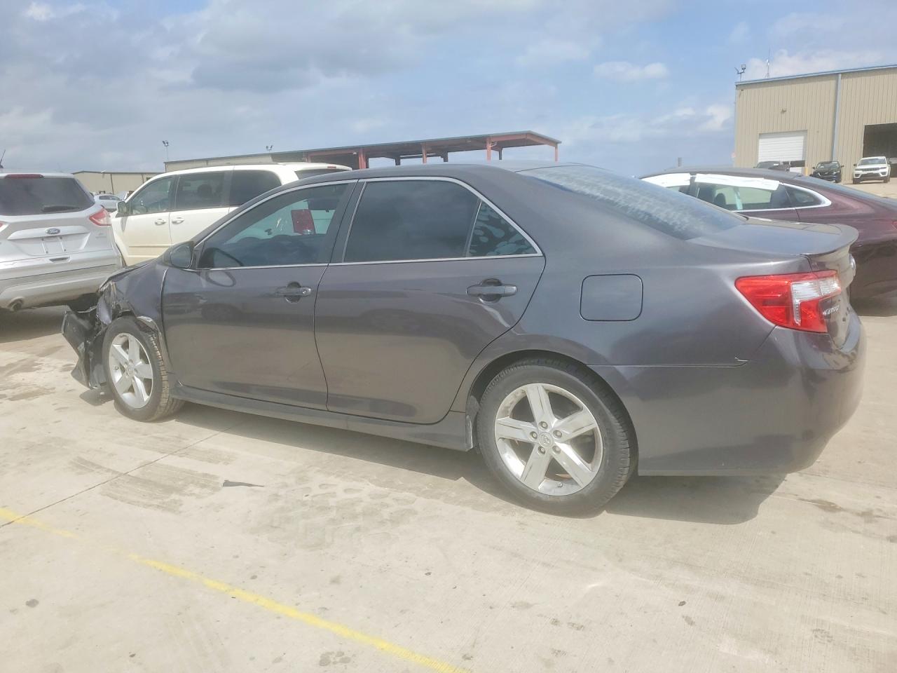 2014 TOYOTA CAMRY SE photo 3