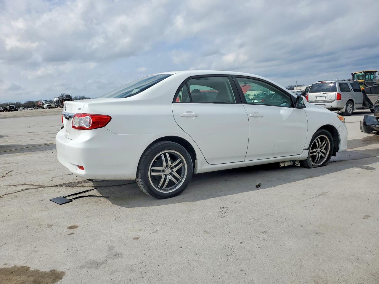 2011 TOYOTA COROLLA LE photo 5