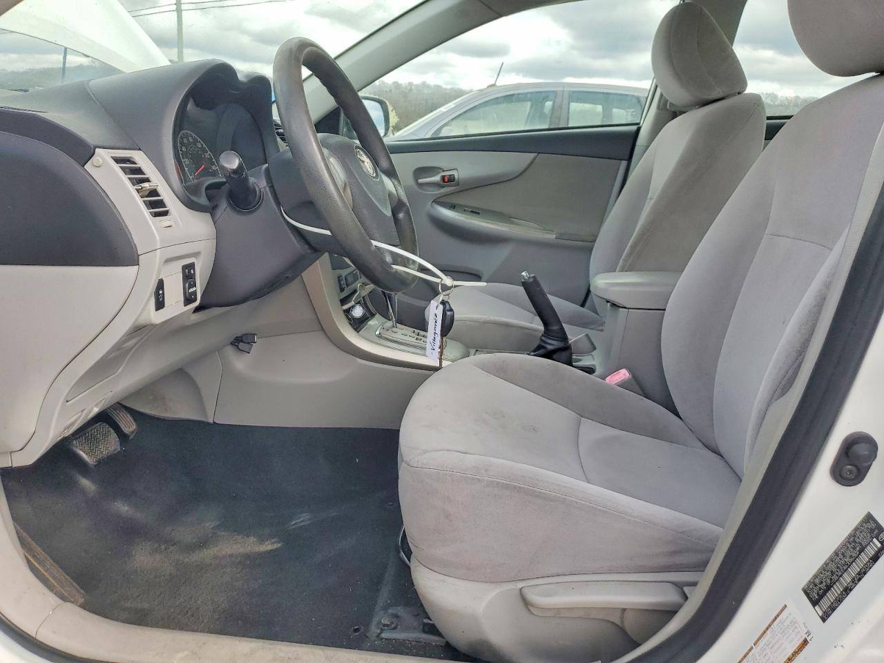 2011 TOYOTA COROLLA LE photo 13