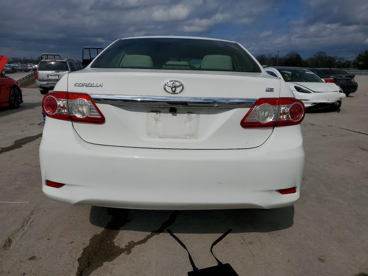 2011 TOYOTA COROLLA LE photo 11