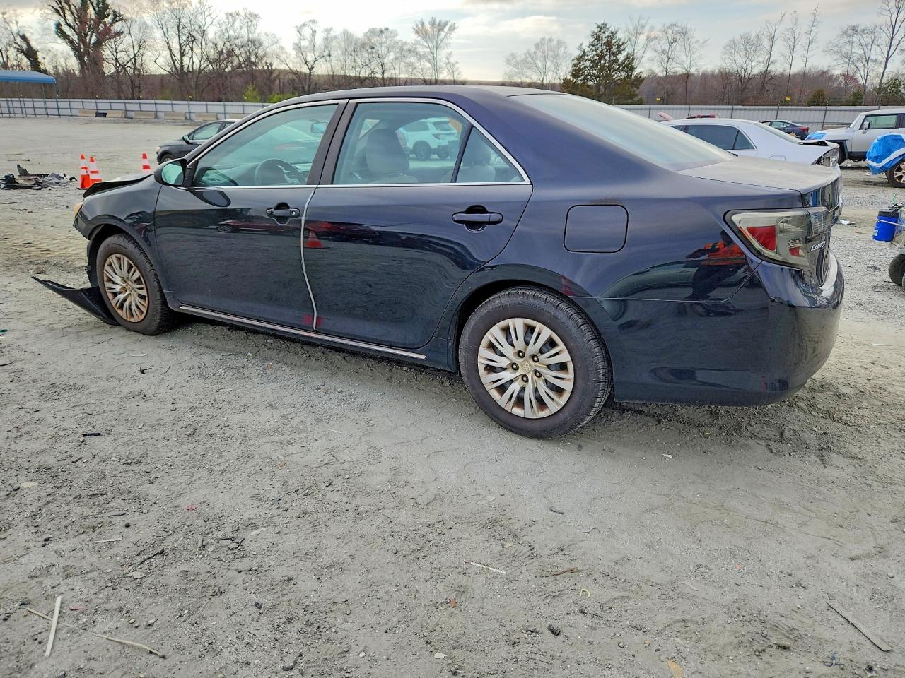 2013 TOYOTA CAMRY LE photo 3
