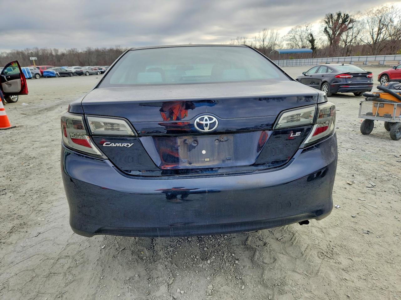 2013 TOYOTA CAMRY LE photo 11