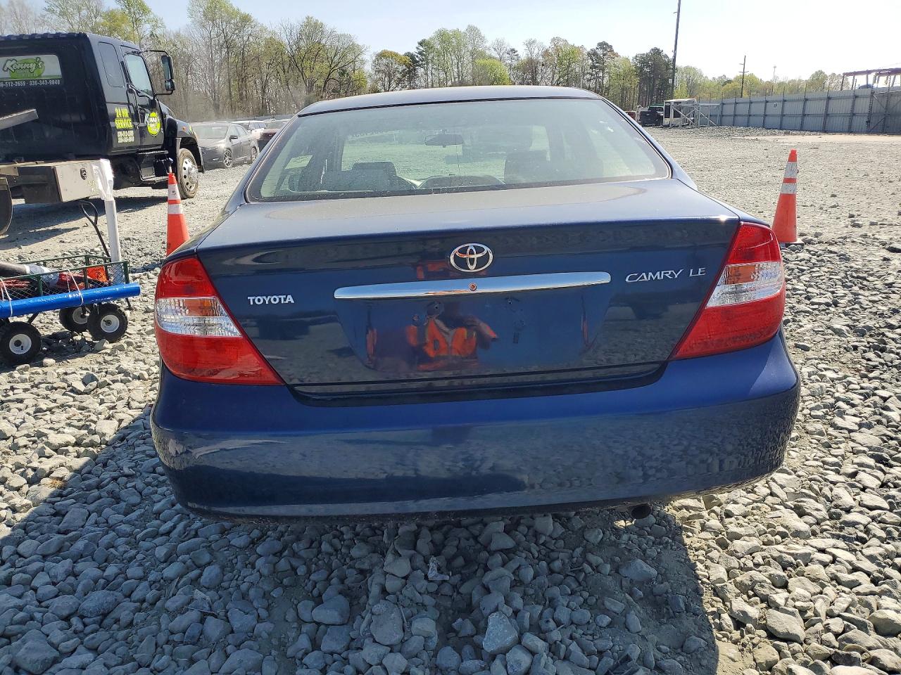 2004 TOYOTA CAMRY LE photo 11
