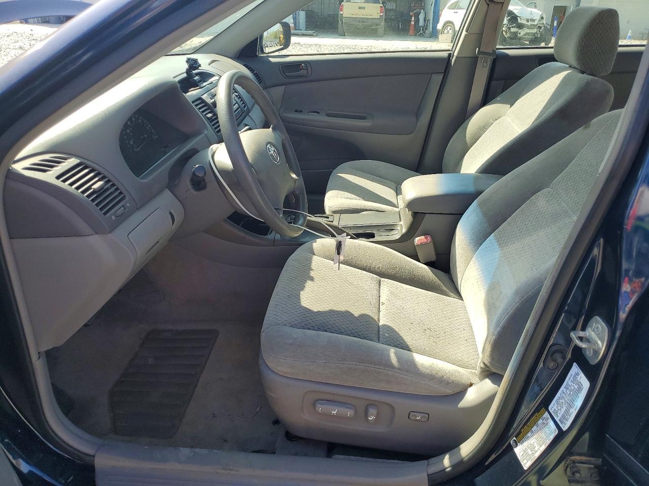 2004 TOYOTA CAMRY LE photo 13