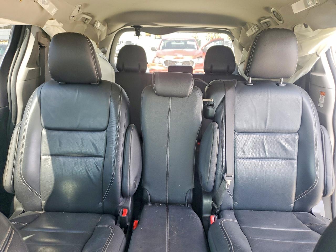 2016 TOYOTA SIENNA SE PREMIUM 8-PASSENGER photo 19