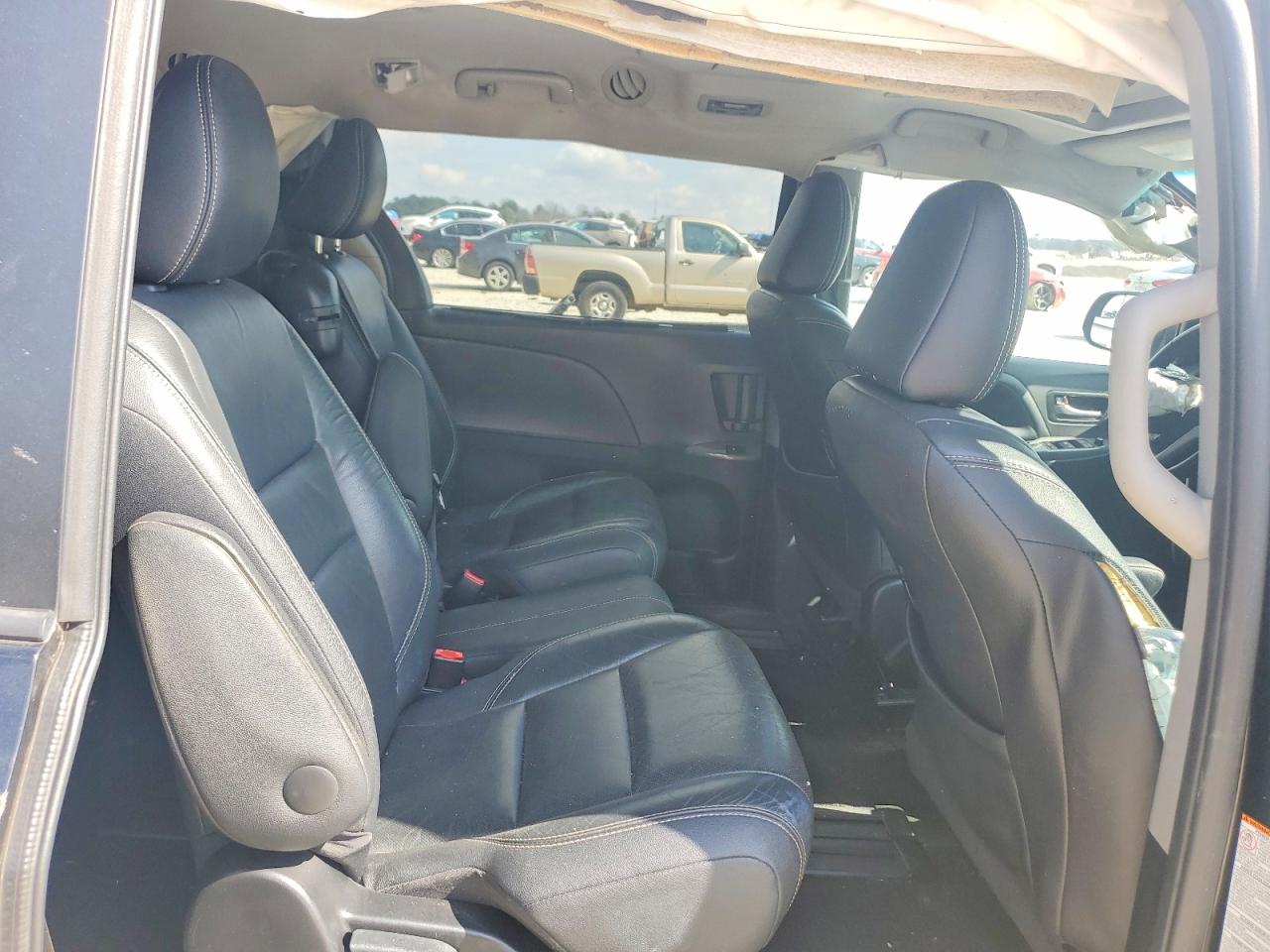 2016 TOYOTA SIENNA SE PREMIUM 8-PASSENGER photo 21