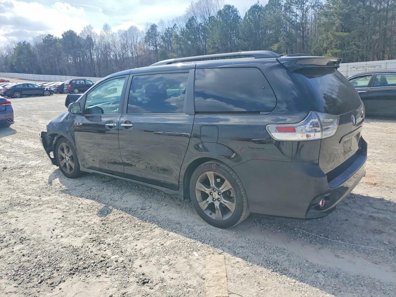 2016 TOYOTA SIENNA SE PREMIUM 8-PASSENGER photo 3