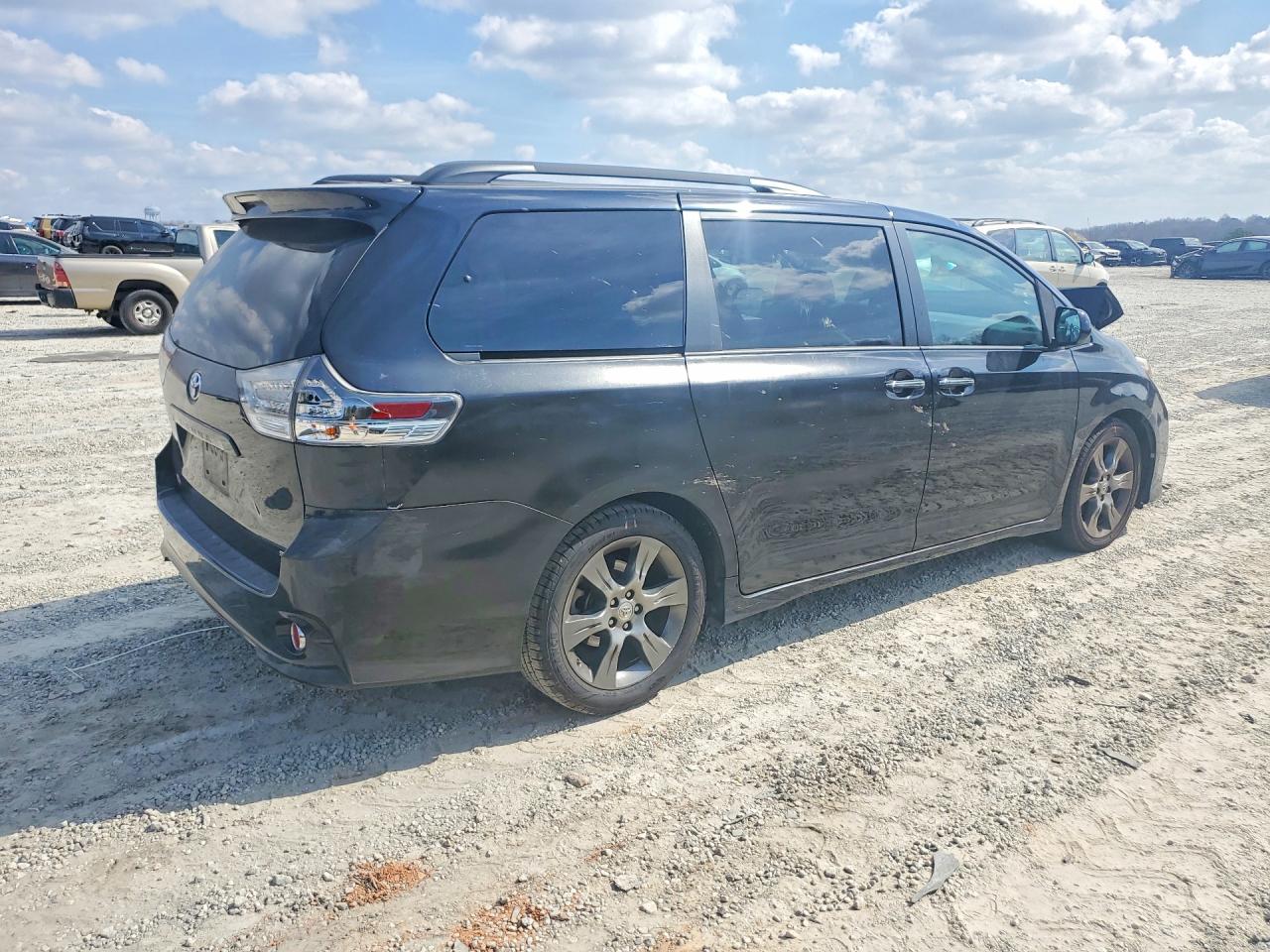 2016 TOYOTA SIENNA SE PREMIUM 8-PASSENGER photo 5