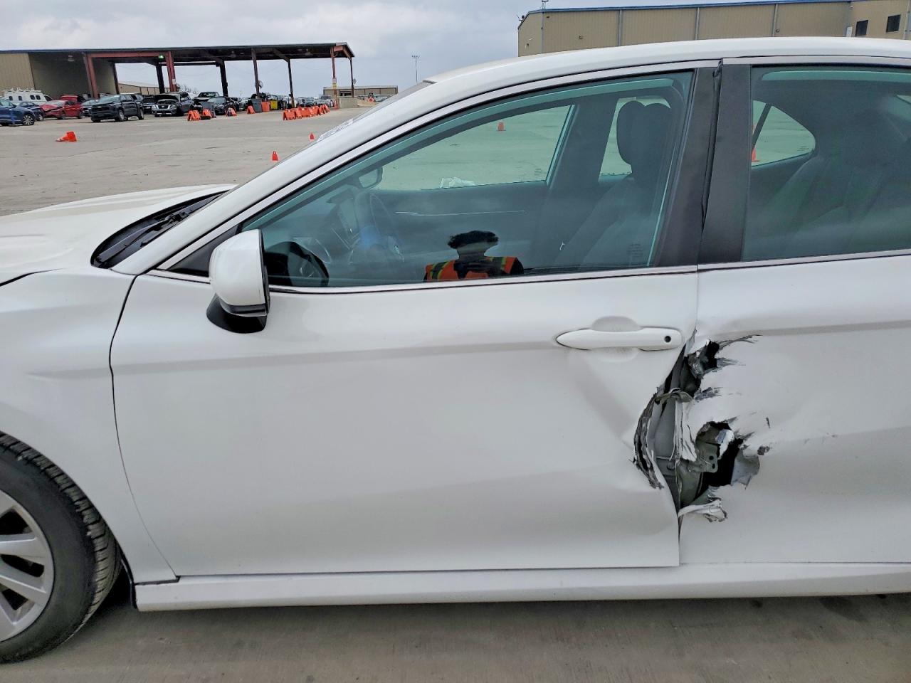 2021 TOYOTA CAMRY LE photo 19