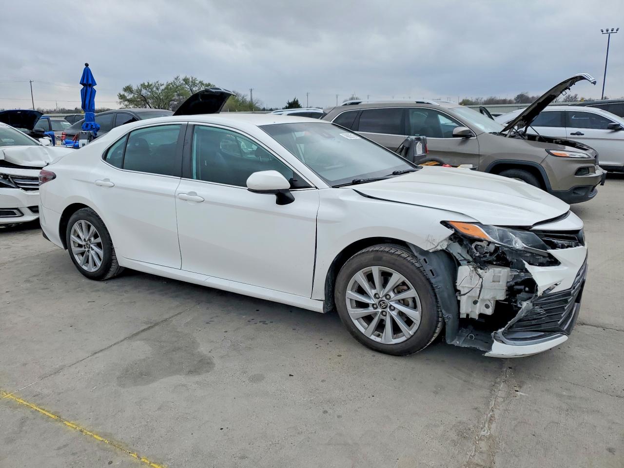 2021 TOYOTA CAMRY LE photo 10