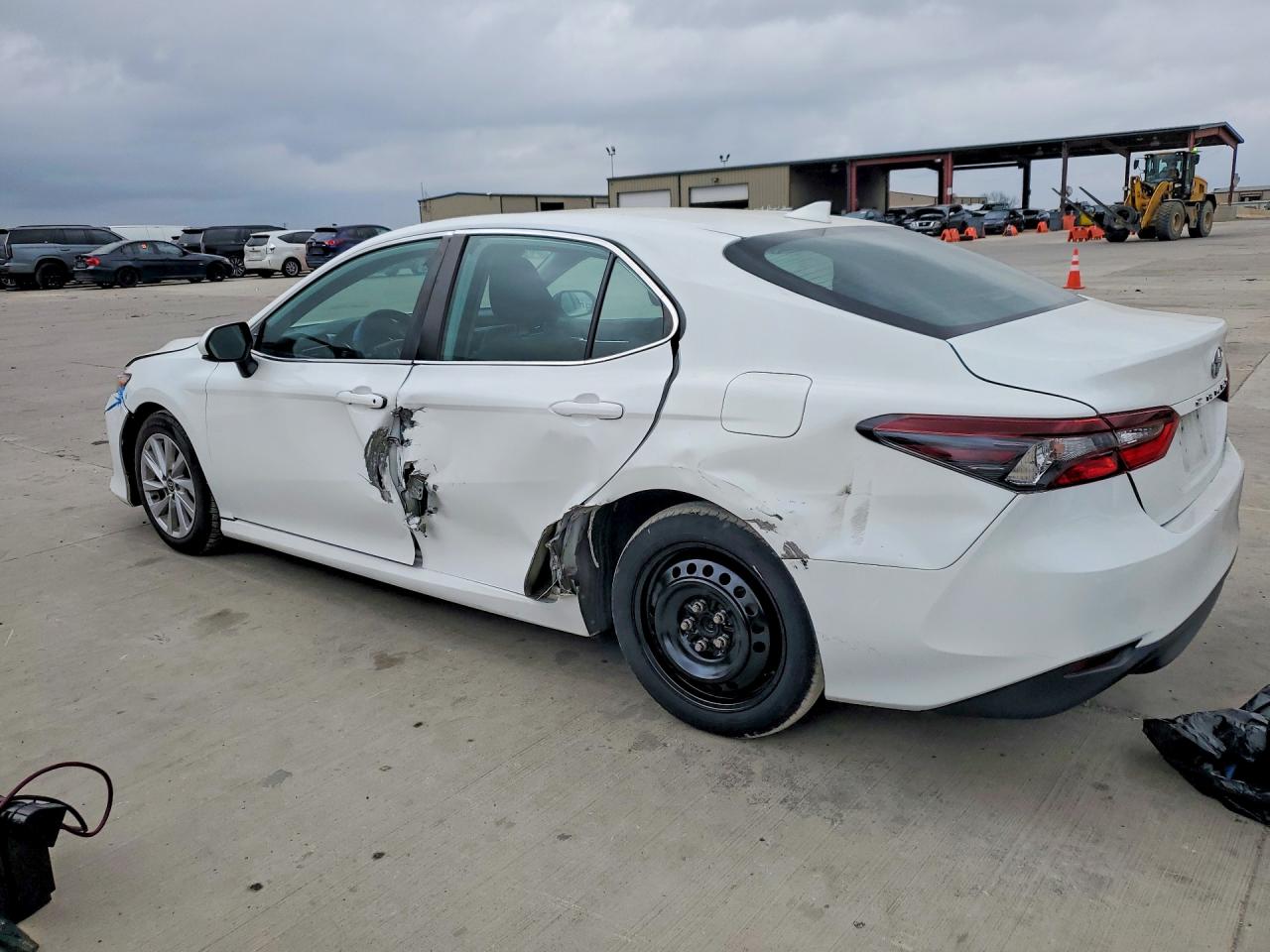 2021 TOYOTA CAMRY LE photo 4