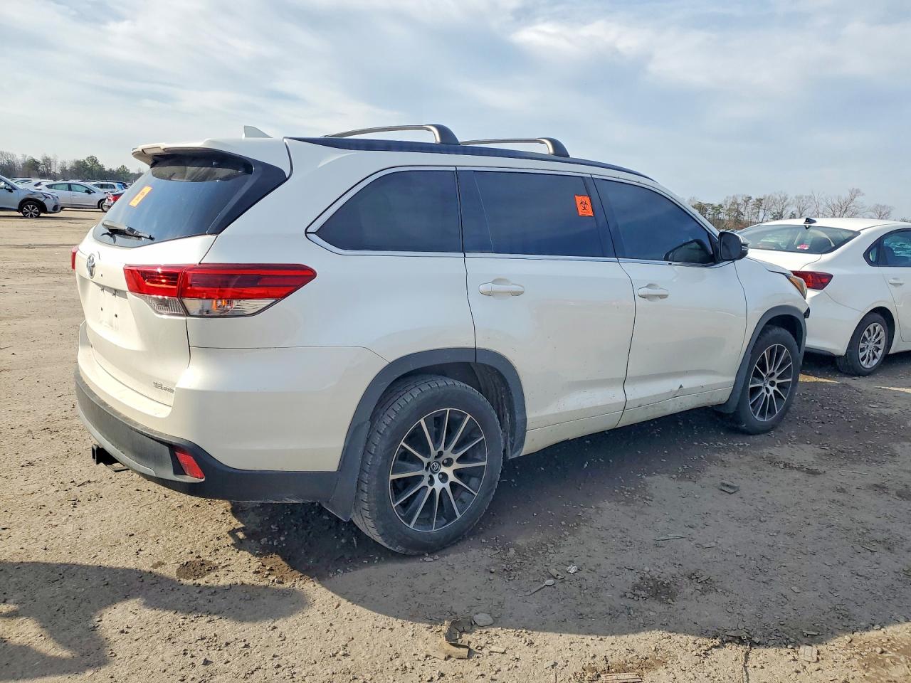 2017 TOYOTA HIGHLANDER SE photo 7
