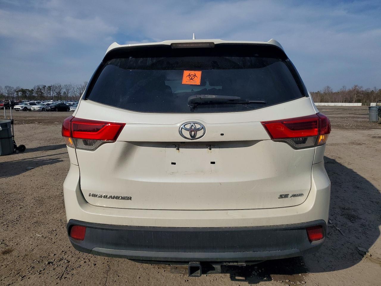 2017 TOYOTA HIGHLANDER SE photo 16