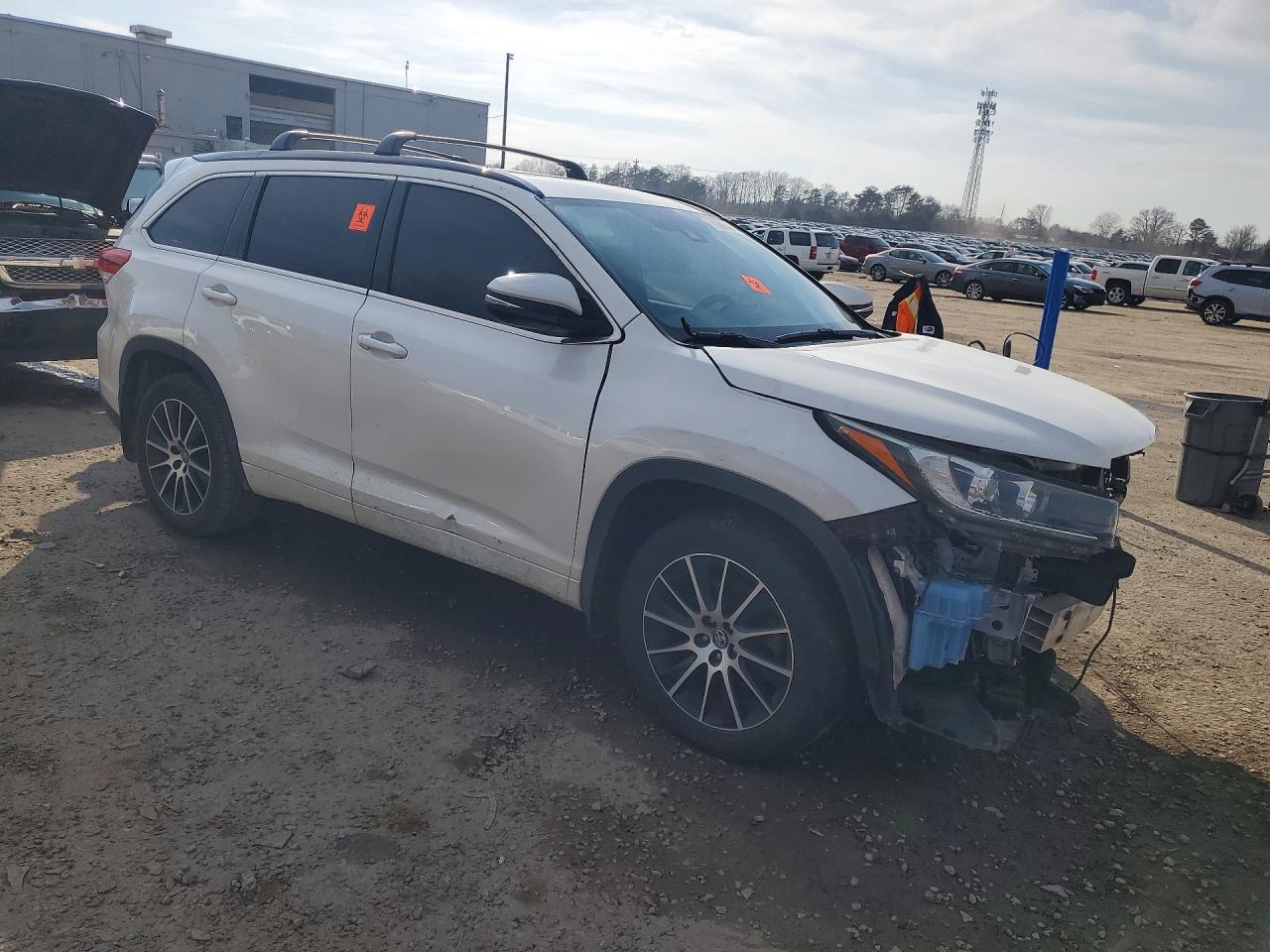 2017 TOYOTA HIGHLANDER SE photo 10