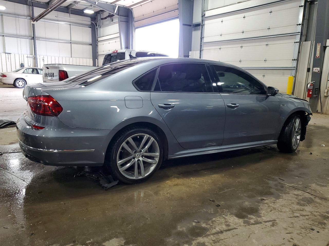 2018 VOLKSWAGEN PASSAT S photo 3