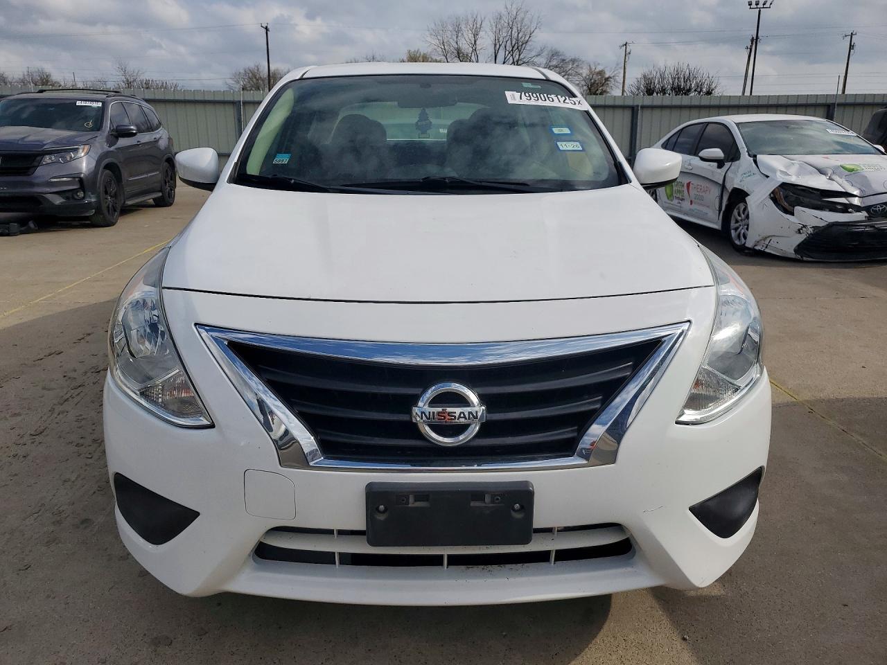 2019 NISSAN VERSA SV photo 9