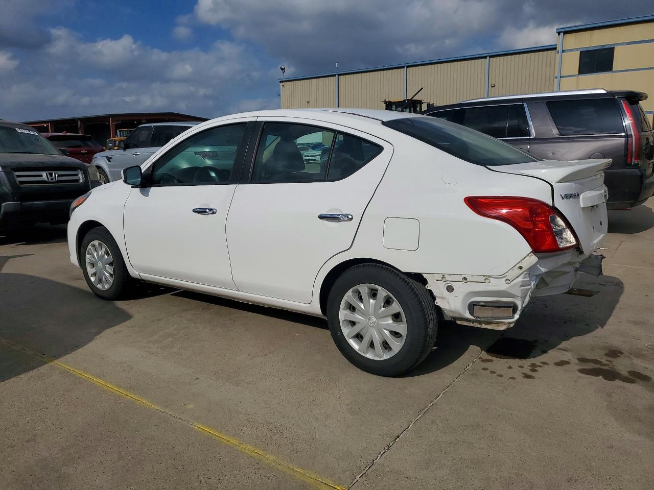 2019 NISSAN VERSA SV photo 3