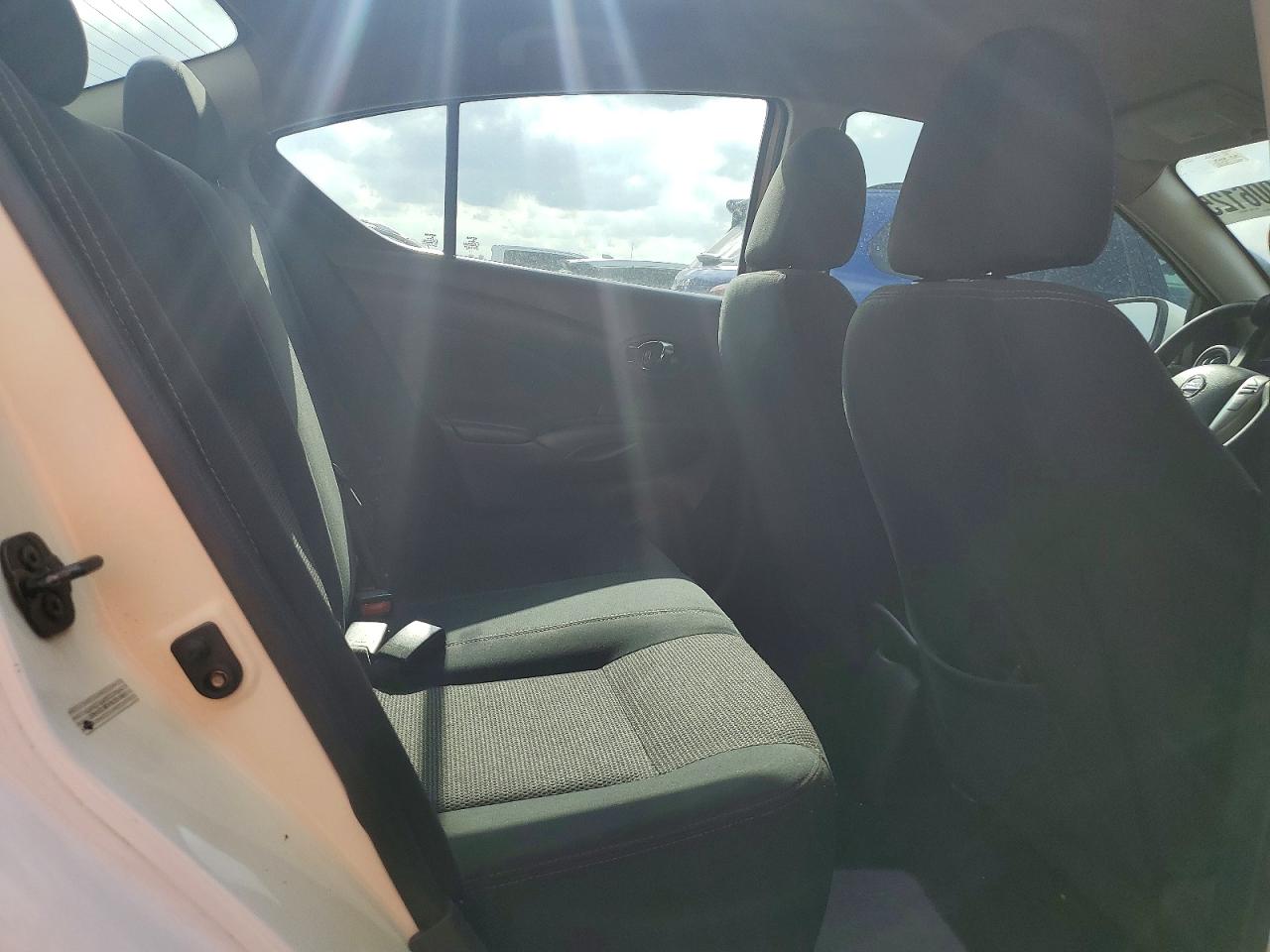 2019 NISSAN VERSA SV photo 19