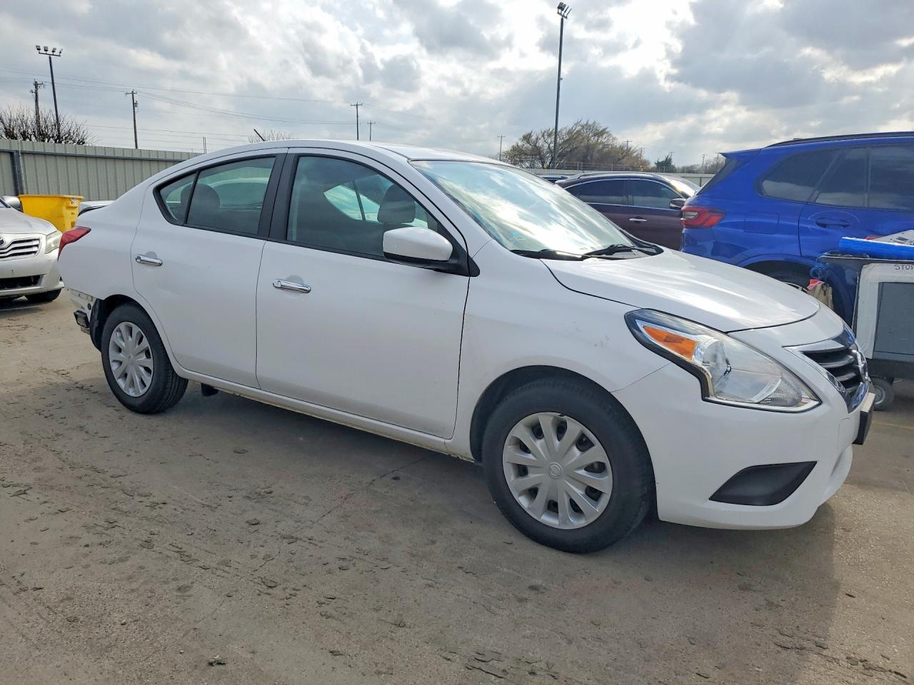 2019 NISSAN VERSA SV photo 7