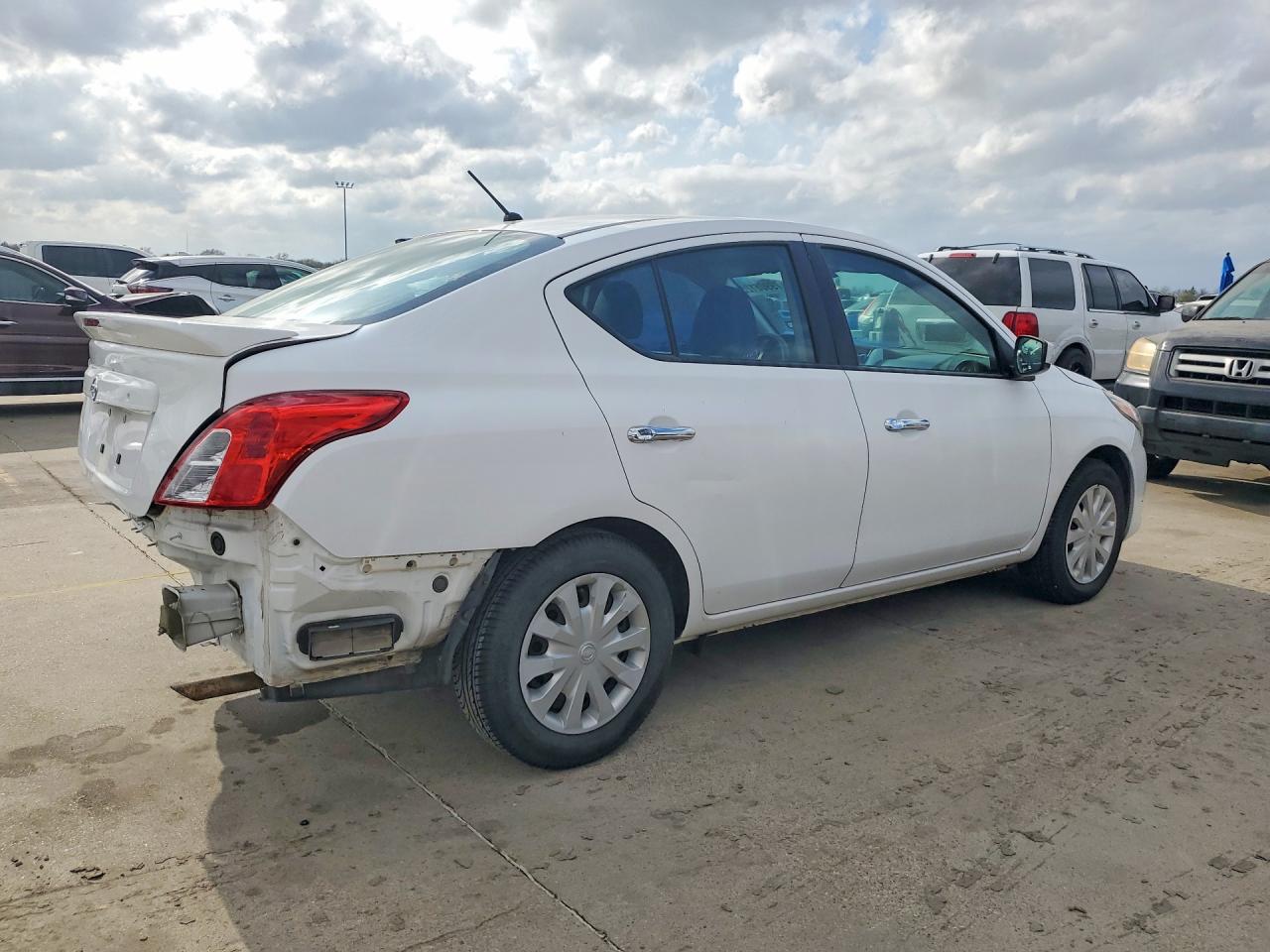 2019 NISSAN VERSA SV photo 5