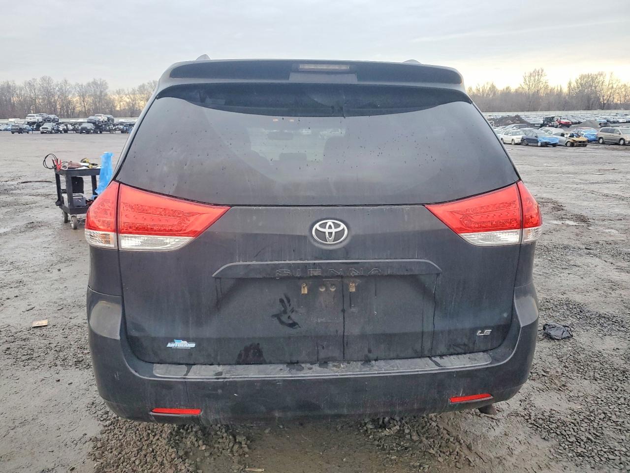 2014 TOYOTA SIENNA LE 8-PASSENGER photo 11