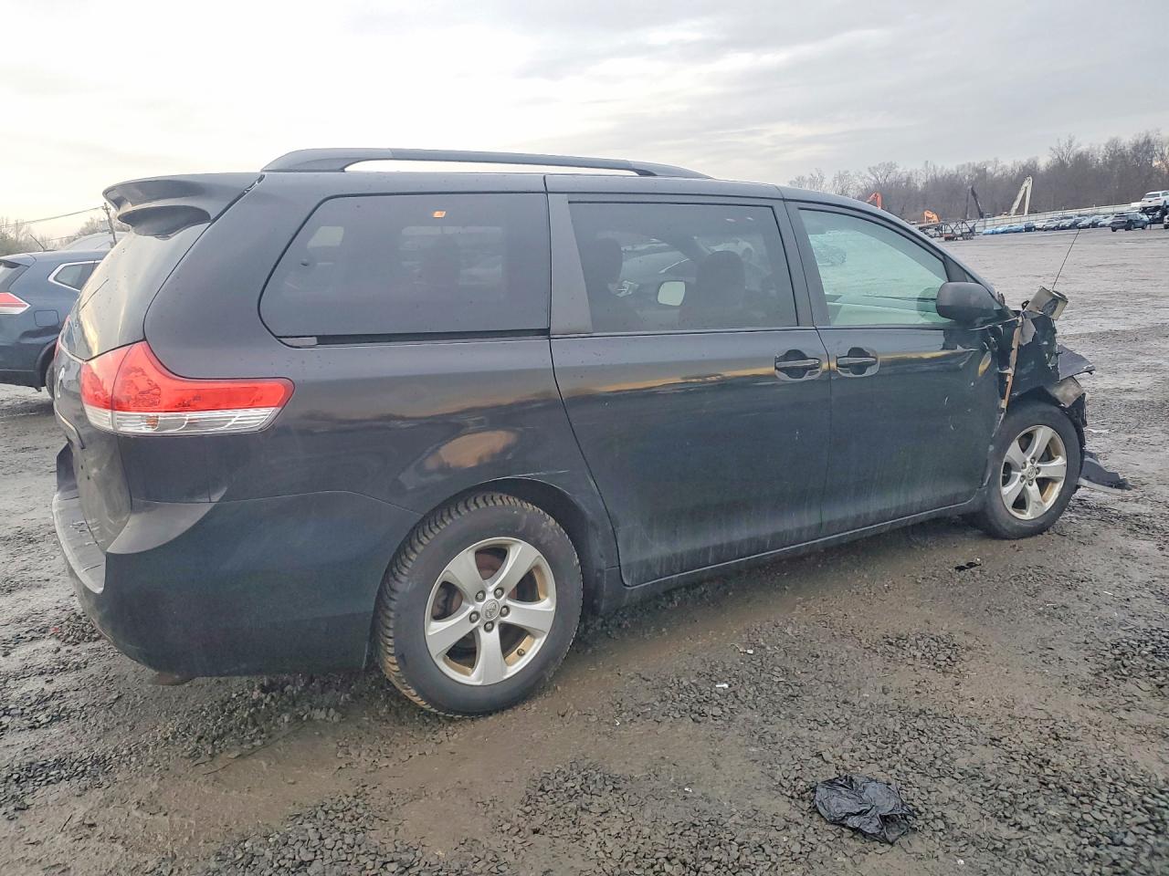 2014 TOYOTA SIENNA LE 8-PASSENGER photo 5
