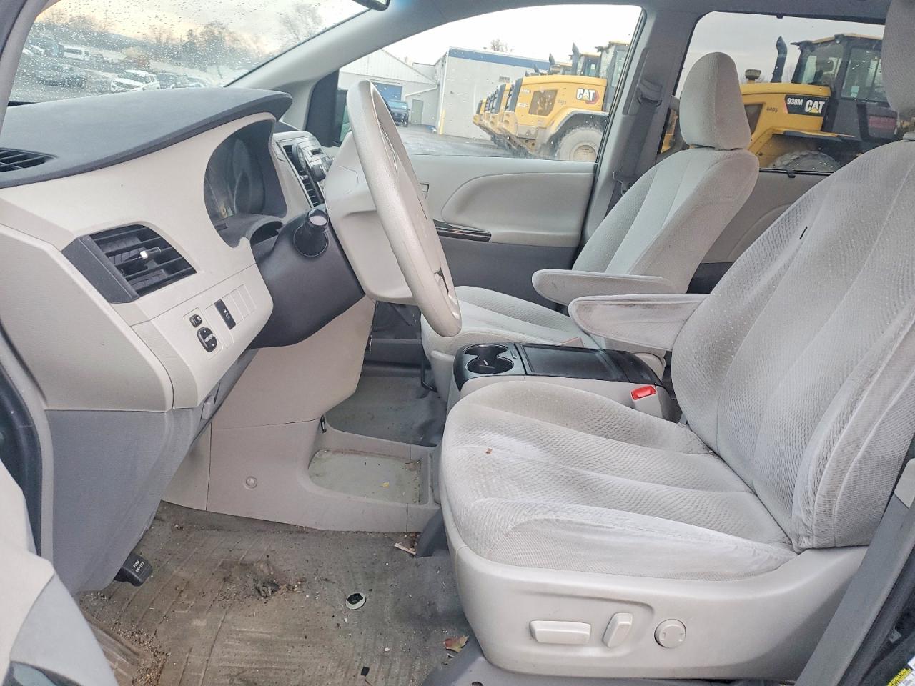 2014 TOYOTA SIENNA LE 8-PASSENGER photo 13