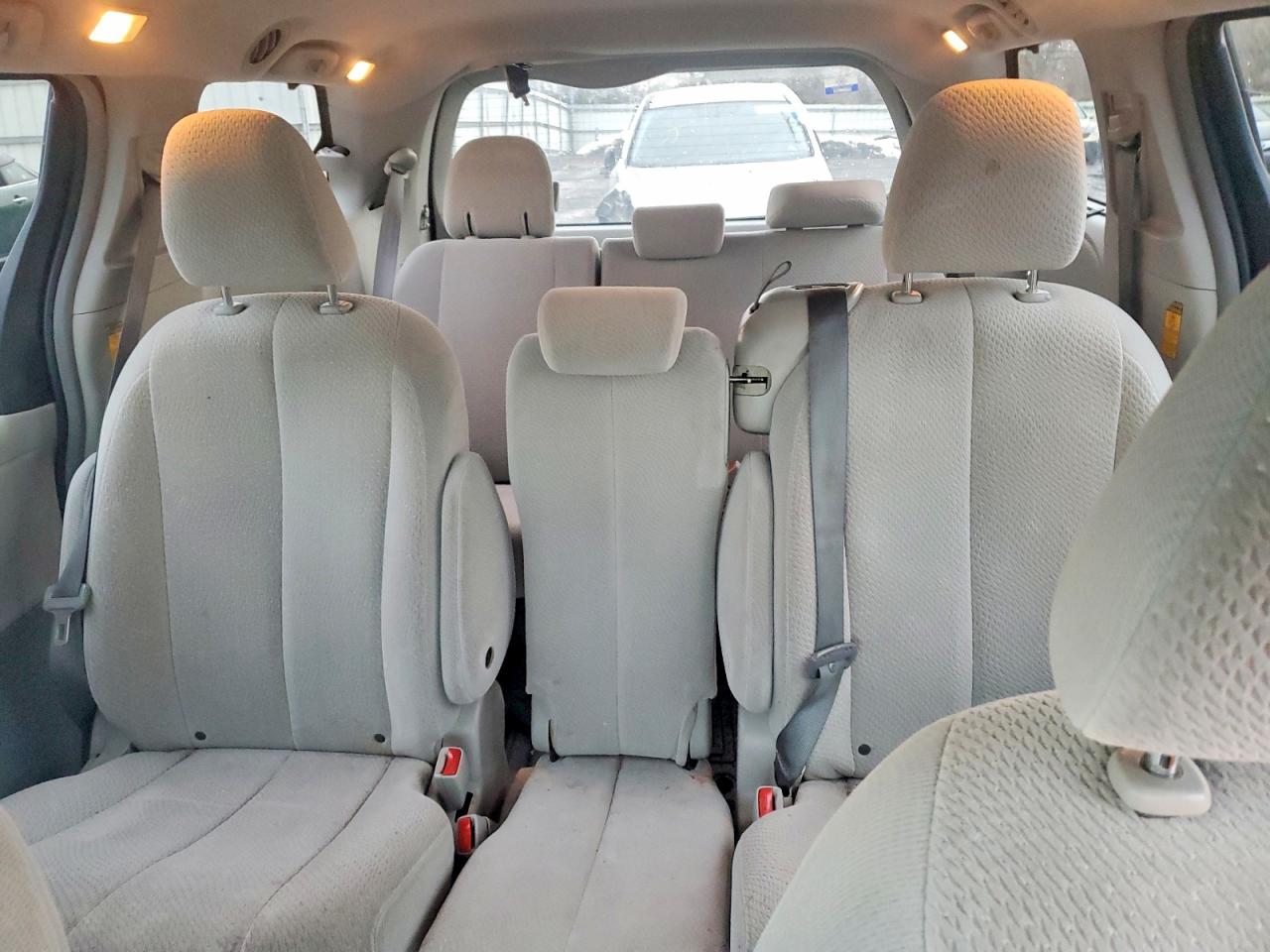 2014 TOYOTA SIENNA LE 8-PASSENGER photo 19