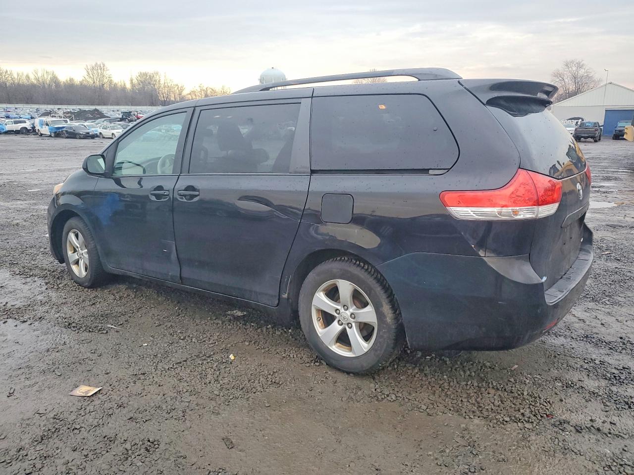 2014 TOYOTA SIENNA LE 8-PASSENGER photo 3