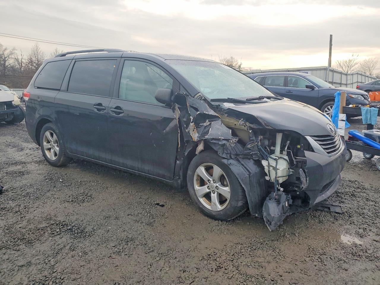 2014 TOYOTA SIENNA LE 8-PASSENGER photo 7