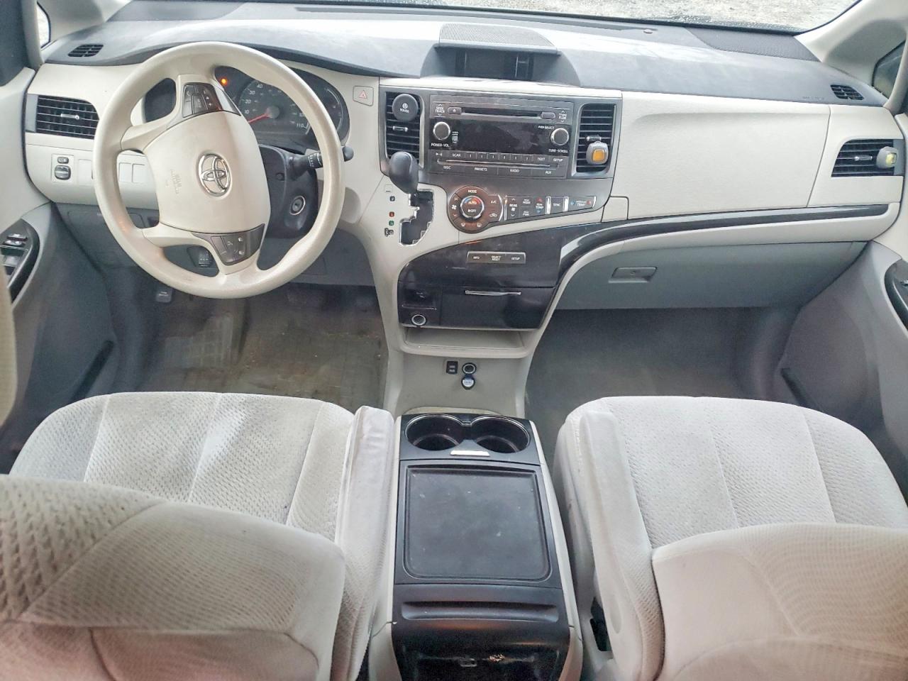 2014 TOYOTA SIENNA LE 8-PASSENGER photo 15