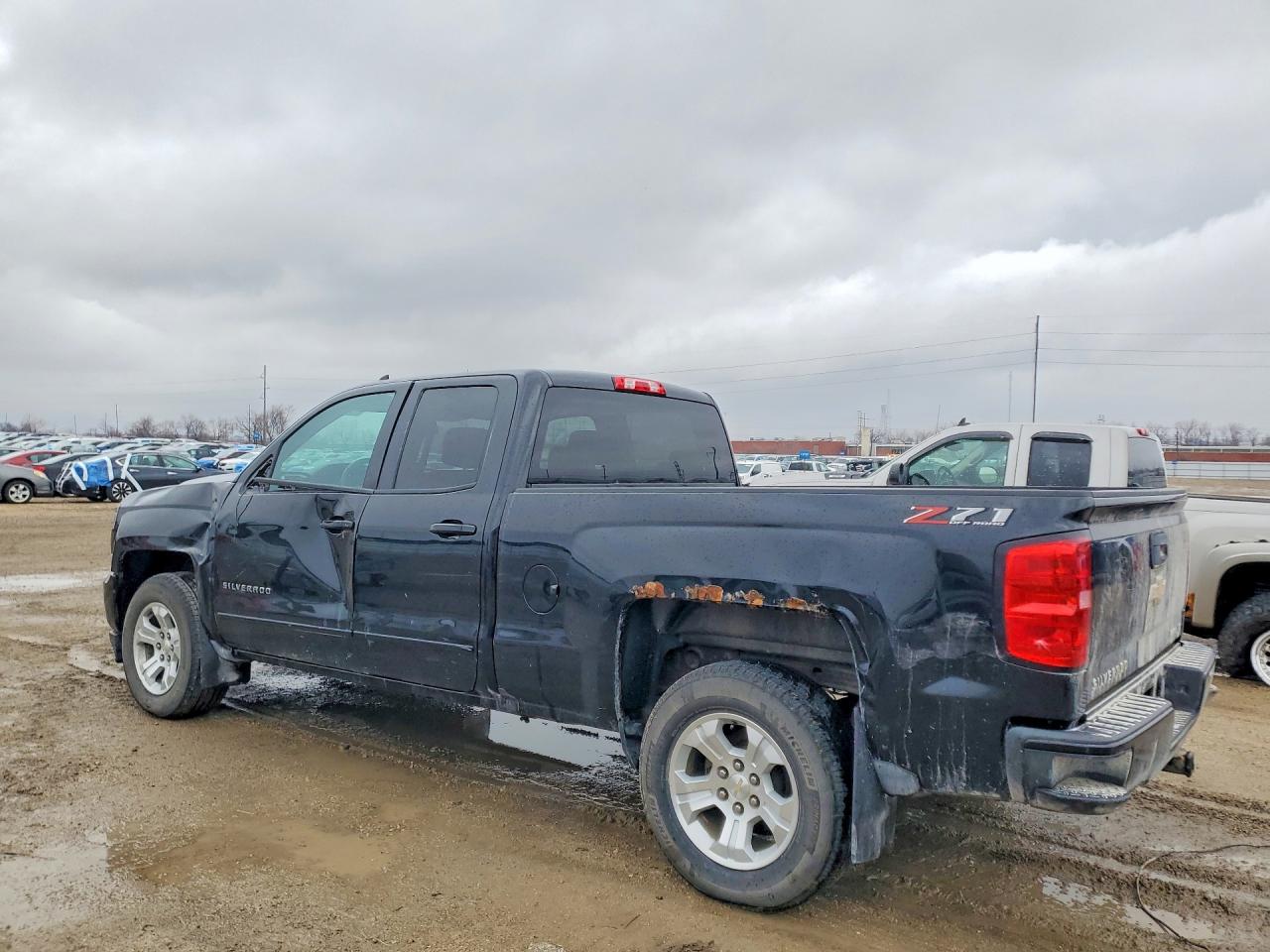 2018 CHEVROLET SILVERADO K1500 LT photo 3