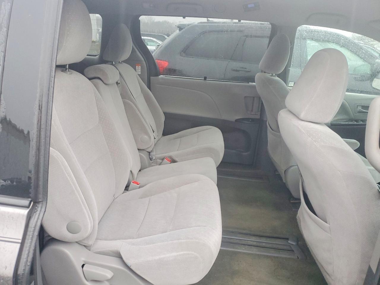 2017 TOYOTA SIENNA LE 8-PASSENGER photo 31