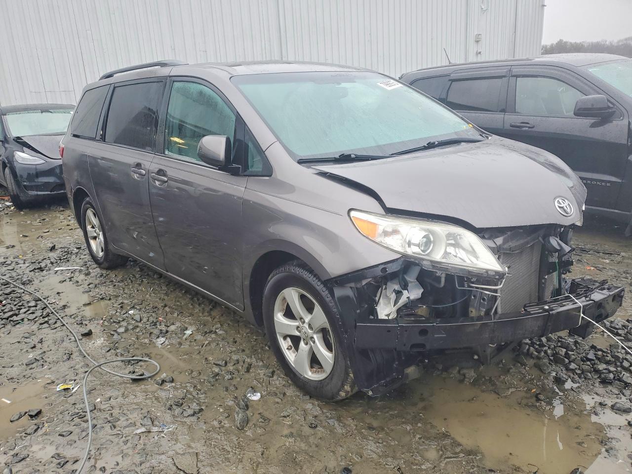 2017 TOYOTA SIENNA LE 8-PASSENGER photo 10